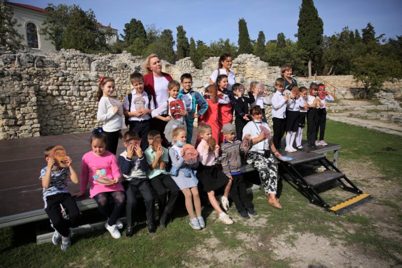 Дети из Терновки посетили интерактивную экскурсию в Херсонесе