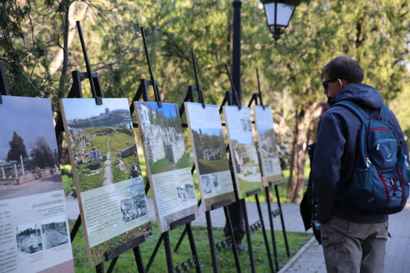 В Херсонесе открылась стендовая выставка ко Дню памятников и исторических мест