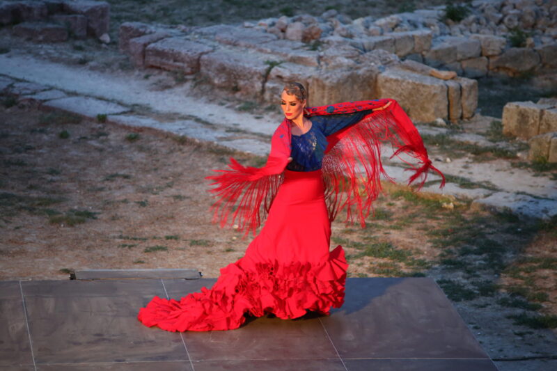 В Античном театре состоялся премьерный показ хореографического спектакля «Он, она и Роза»